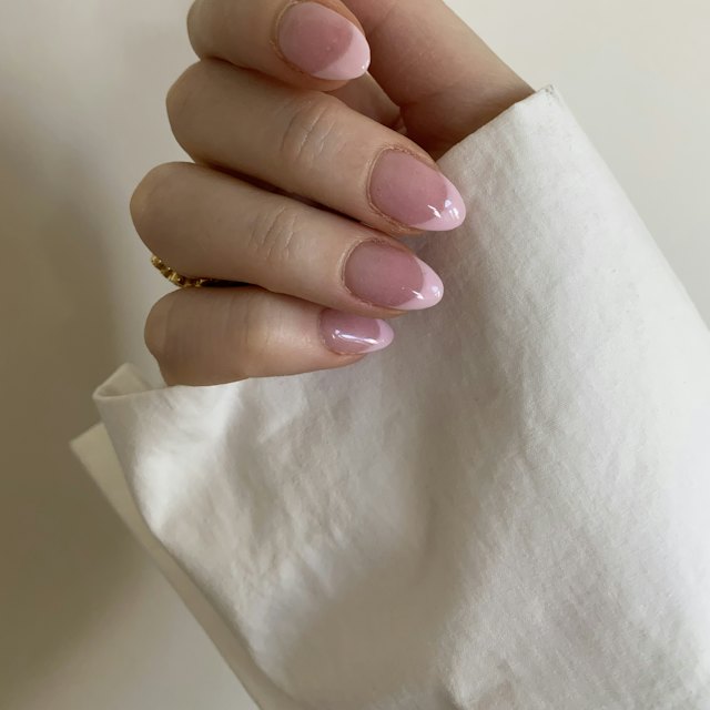 Manicura semipermanente en tono rosa nude