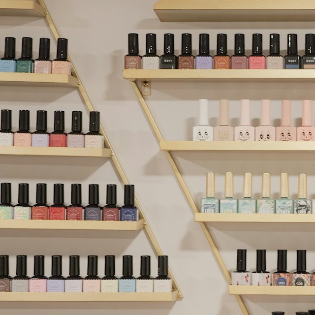 Estanterías con esmaltes de uñas